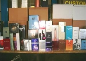 Полицията в Балчик задържа трима мъже за продажба на фалшиви парфюми