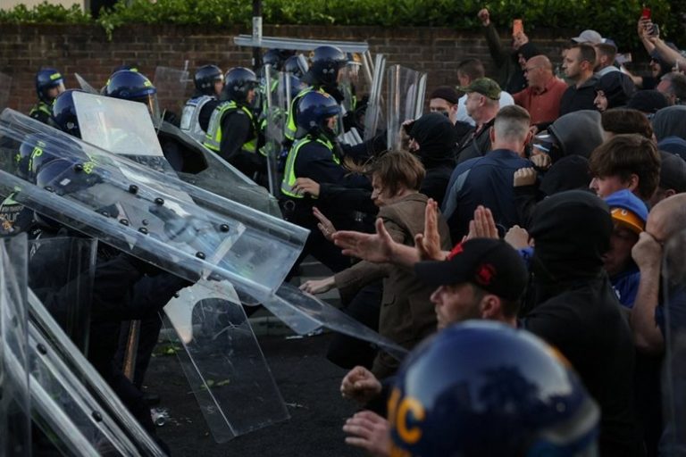 Бунтове в Англия и намеса на Илон Мъск след смъртта на окован в белезници студент Бунтове в Англия и намеса на Илон Мъск след смъртта на окован в белезници студент