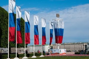 Човек загина след атака с украински дрон срещу пътнически влак в Крим