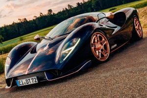 Италианската хиперкола De Tomaso P72 дебютира в сериен вид с елементи от розово злато