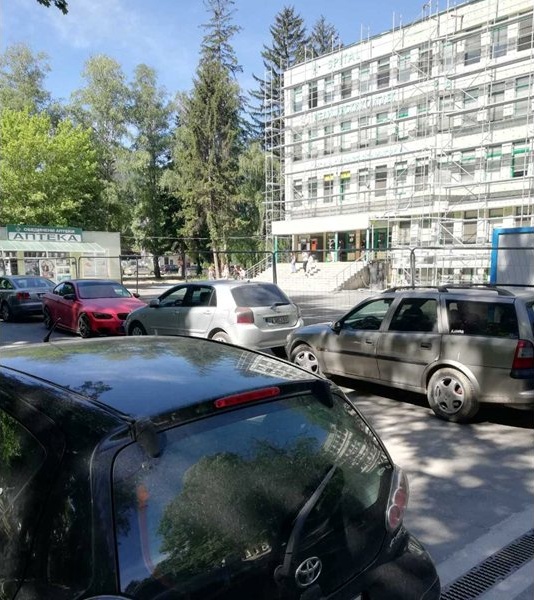 Скандал във Велинград: Общински съветници блокират паркинг за пациенти пред нова болница