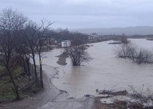 30 къщи са наводнени в село Тича, спасиха жена край придошлата река