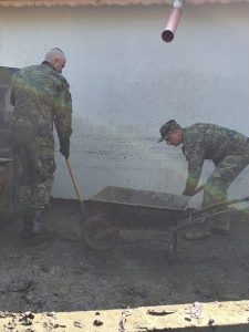Военнослужещи от Сухопътните войски помагат след наводнението в село Тича