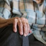 Рекордна вълна от пенсиониране в Гърция: Държавните служители получават с 50% повече
