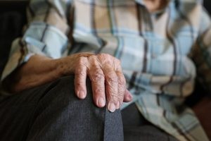 Рекордна вълна от пенсиониране в Гърция: Държавните служители получават с 50% повече