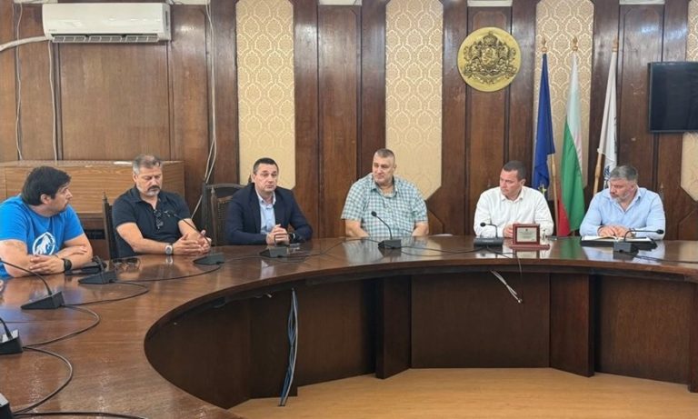 Кметът Пенчо Милков и ръководството на федерацията по волейбол начертаха нови планове за Русе Кметът Пенчо Милков и ръководството на федерацията по волейбол начертаха нови планове за Русе