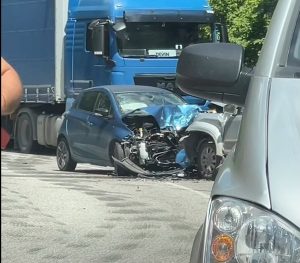 Един загинал и двама ранени при тежка челна катастрофа край Нареченски бани