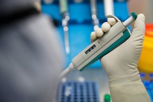Китайски учени постигнаха пробив в лечението на рядко генетично заболяване с нова технология за редактиране на РНК
