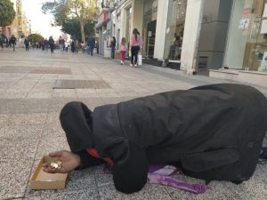 Полицаи разгониха просяци от пловдивски булеварди: МВР предприе мерки за закрила на дете