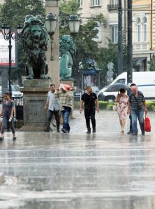 Хладен фронт носи бури, но за кратко, после пак до 30°