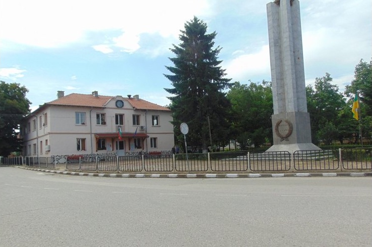 Пробация и труд за 29-годишен, вилнял пиян и полугол в асеновградското село Избеглии