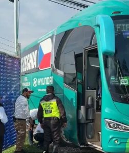 Чехите паркираха автобуса буквално: Хаос в Сапопан преди мача с Република Корея