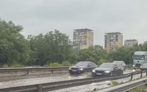 Порой наводни бул. "България" в Русе и блокира международния трафик към Дунав мост