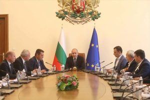 Правителството въвежда задължителен тест за почтеност за държавните служители с висок корупционен риск