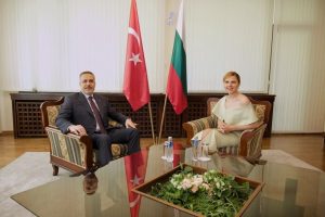 Коментар: Важни са преговорите с Турция, а не роклята на външния министър