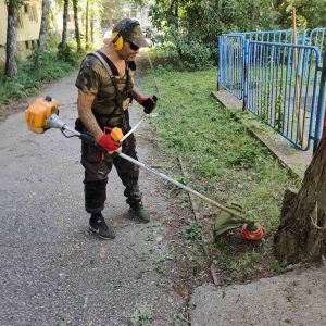 Общинските екипи в Русе продължават мащабното косене на тревни площи