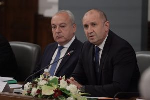 200 евро и още 334 млн. - нито чиновниците, нито милионерите ще обеднеят