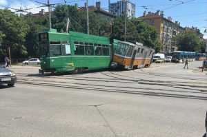 Сблъсък между два трамвая блокира движението на ключово кръстовище в София