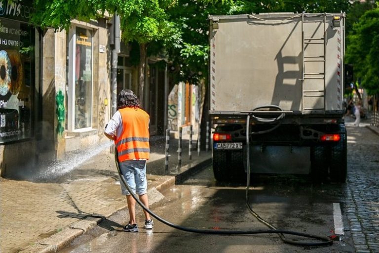 Поетапното миене по карета продължава в столичните райони „Възраждане“ и „Оборище“ Поетапното миене по карета продължава в столичните райони „Възраждане“ и „Оборище“