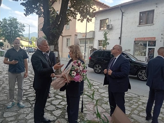 Президентът Илияна Йотова откри театралните празници „Звездите на театъра“ в Разлог