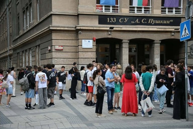 Вариант 1 бе изтеглен за изпита по математика за 7. и 10. клас Вариант 1 бе изтеглен за изпита по математика за 7. и 10. клас