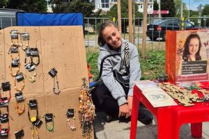 11-годишната Деси от Варна събра хиляди левове за болни деца с ръчно изработени гривни