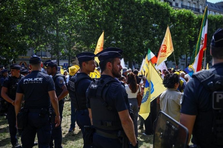 20 души са арестувани в Париж на митинг срещу екзекуциите в Иран 20 души са арестувани в Париж на митинг срещу екзекуциите в Иран
