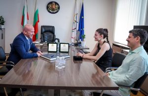 Министър Енчо Керязов награди каратистката Теодора Цанева с почетен плакет