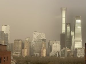 Малък самолет се разби в небостъргача CITIC Tower в Пекин, властите трият снимки на очевидци