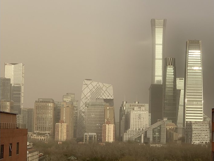 Малък самолет се разби в небостъргача CITIC Tower в Пекин, властите трият снимки на очевидци