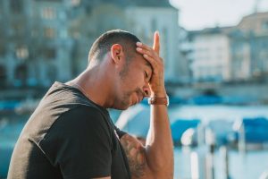 Топлото време носи и тъга: защо жегата провокира самота и агресия