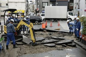 Наводнения и транспортен хаос в Западна Япония заради тропически бури