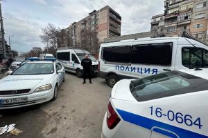 Мащабна акция в „Столипиново“: Маскирани полицаи претърсват адреси за злато