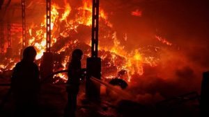 Огнена стихия в село Червен: Пожарникари спасиха 100 животни и модерна техника