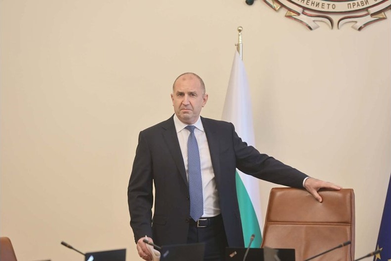 Коментар на седмицата №2: Как Румен Радев превърна ПП и ДБ в инструмент на своя успех