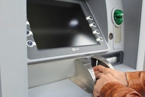 Руските граждани масово изтеглят спестяванията си от банковата система