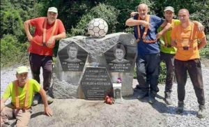 Левскари почистиха поругания паметник на Гунди и Котков на Витиня
