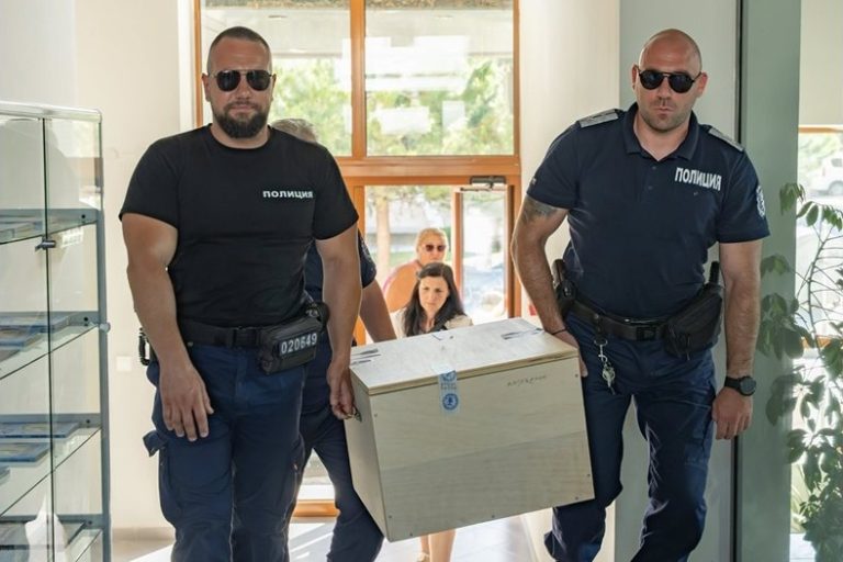 С полиция докараха в Царево Тракийския нагръдник от Цвяткова могила С полиция докараха в Царево Тракийския нагръдник от Цвяткова могила