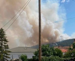 Голям горски пожар край Солун взе жертва и рани тежко жена