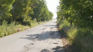 „Проект има, пари има, но път няма“: Жители на Каменар и Куманово чакат ремонт на опасна отсечка