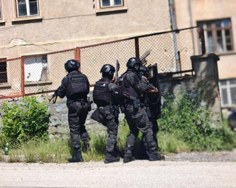 Антитерористично учение в Габрово: МВР и спешни служби тренираха реакция при заложническа криза Антитерористично учение в Габрово: МВР и спешни служби тренираха реакция при заложническа криза