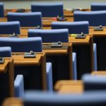 Без дебати и с пълно мнозинство депутатите замразиха своите заплати