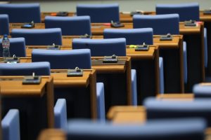 Без дебати и с пълно мнозинство депутатите замразиха своите заплати