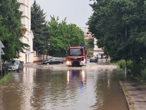 Силна буря наводни булеварди и сгради в Хасково