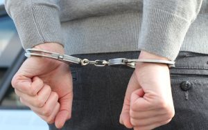 Четири обвинения за рецидивист, опитал да отвлече колата на полицай с дете в нея