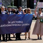Държавни служители на протест за по-високи заплати и промени в закона