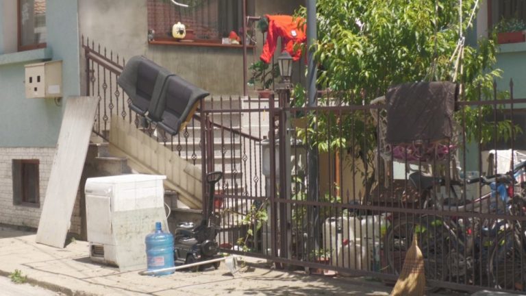 Две седмици след наводненията в Севлиево: Улиците тънат в кал, жителите се боят от зарази Две седмици след наводненията в Севлиево: Улиците тънат в кал, жителите се боят от зарази