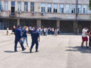Евакуираха две училища в Бургас след сигнал за бомба