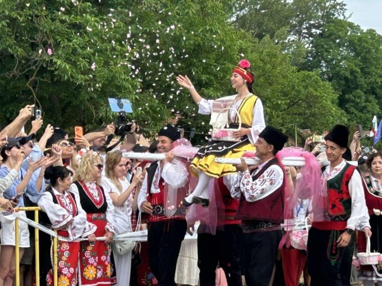 Хиляди туристи изпълниха Казанлък за кулминацията на Празника на розата