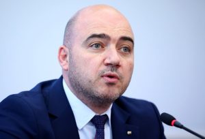 Министър Илин Димитров благодари за бързата реакция след сигналите за мазут по Южното Черноморие